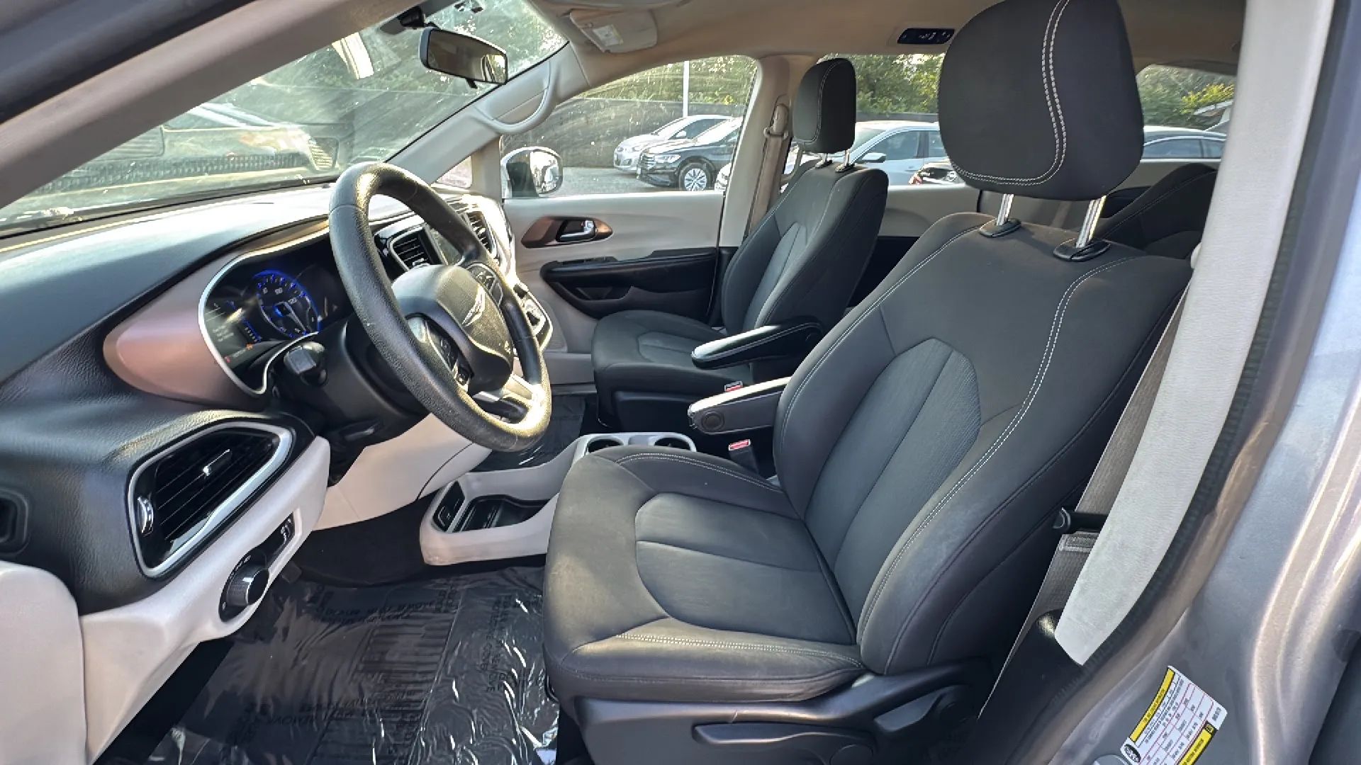 2021 Chrysler Voyager L - Photo 10