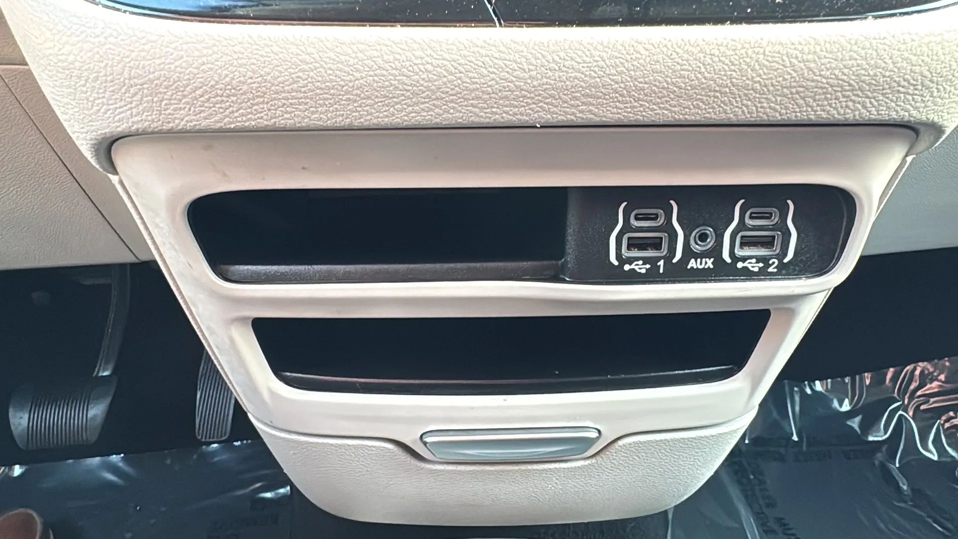2021 Chrysler Voyager L - Photo 14